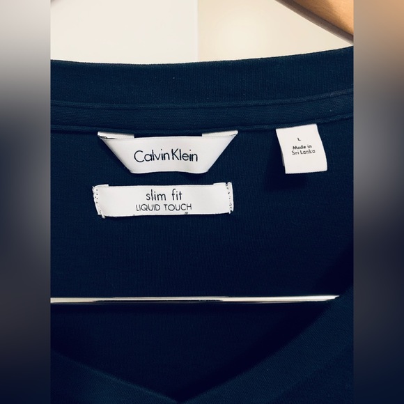 Men’s Calvin Klein V-neck Liquid touch shirt - Picture 2 of 5